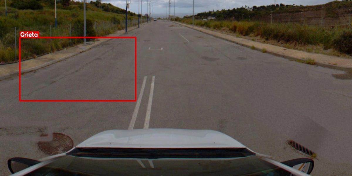 Grieta en el pavimento de una calle de Estepona señalada con un recuadro rojo durante el análisis de Fisotec.