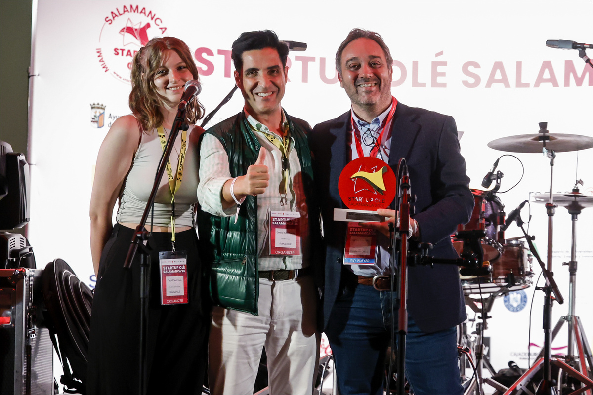 Entrega del premio de Startup OLÉ a Fundación ONCE en Salamanca por su apoyo al emprendimiento social inclusivo.