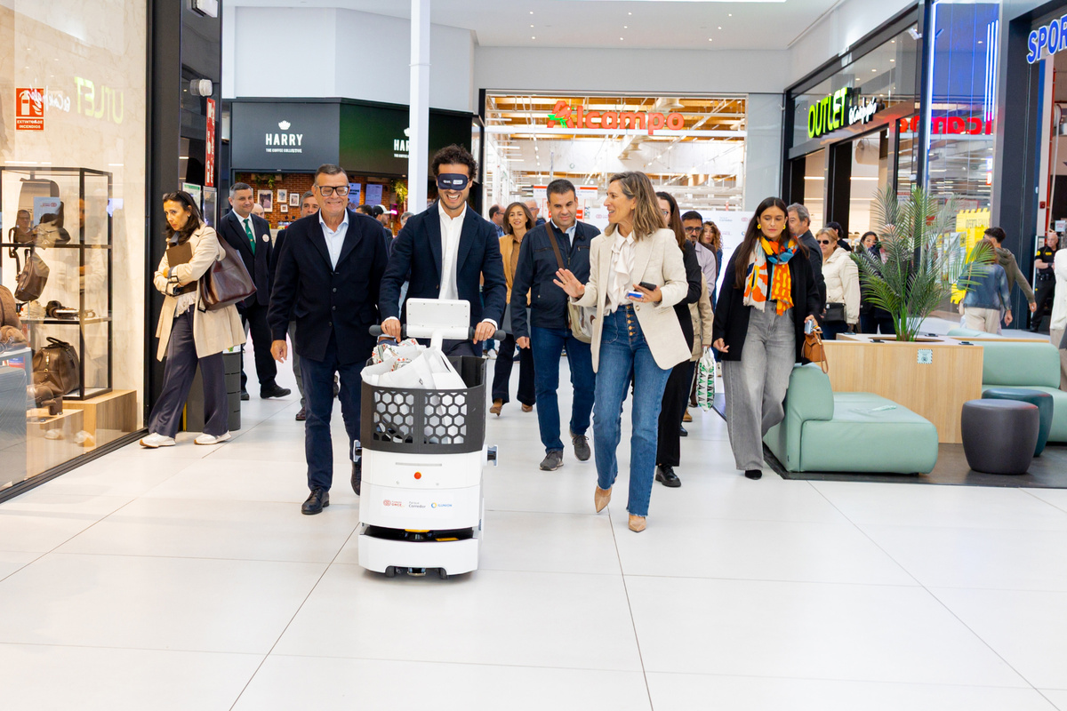 Prueba de un robot de guiado de Fundación ONCE en el centro comercial Parque Corredor, en Torrejón de Ardoz (Madrid).