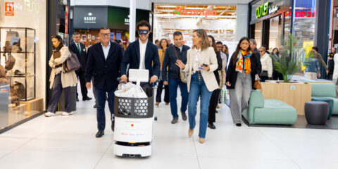 Fundación ONCE prueba un robot de guiado para personas con discapacidad en un centro comercial