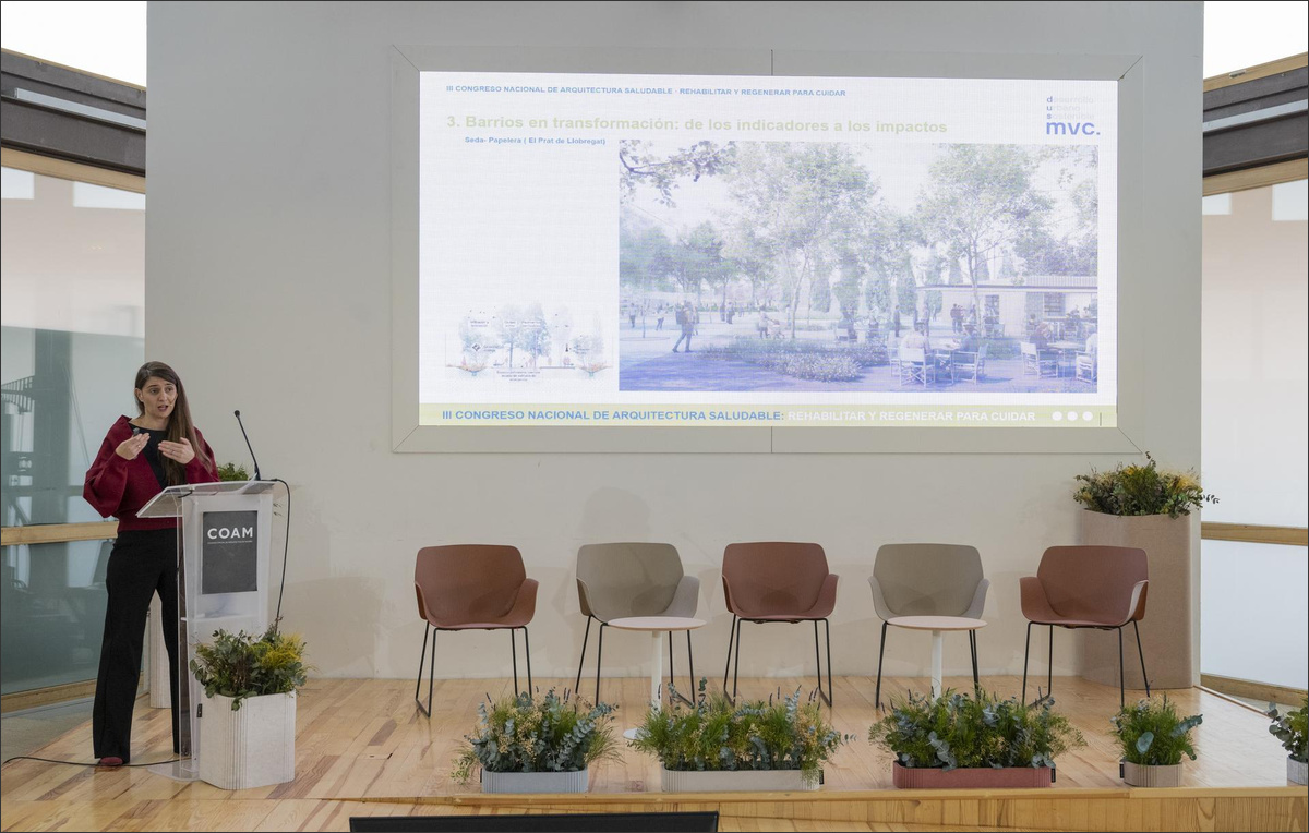 Ponente en un atril del COAM junto a una presentación sobre transformación de barrios en el III Congreso Nacional de Arquitectura Saludable.