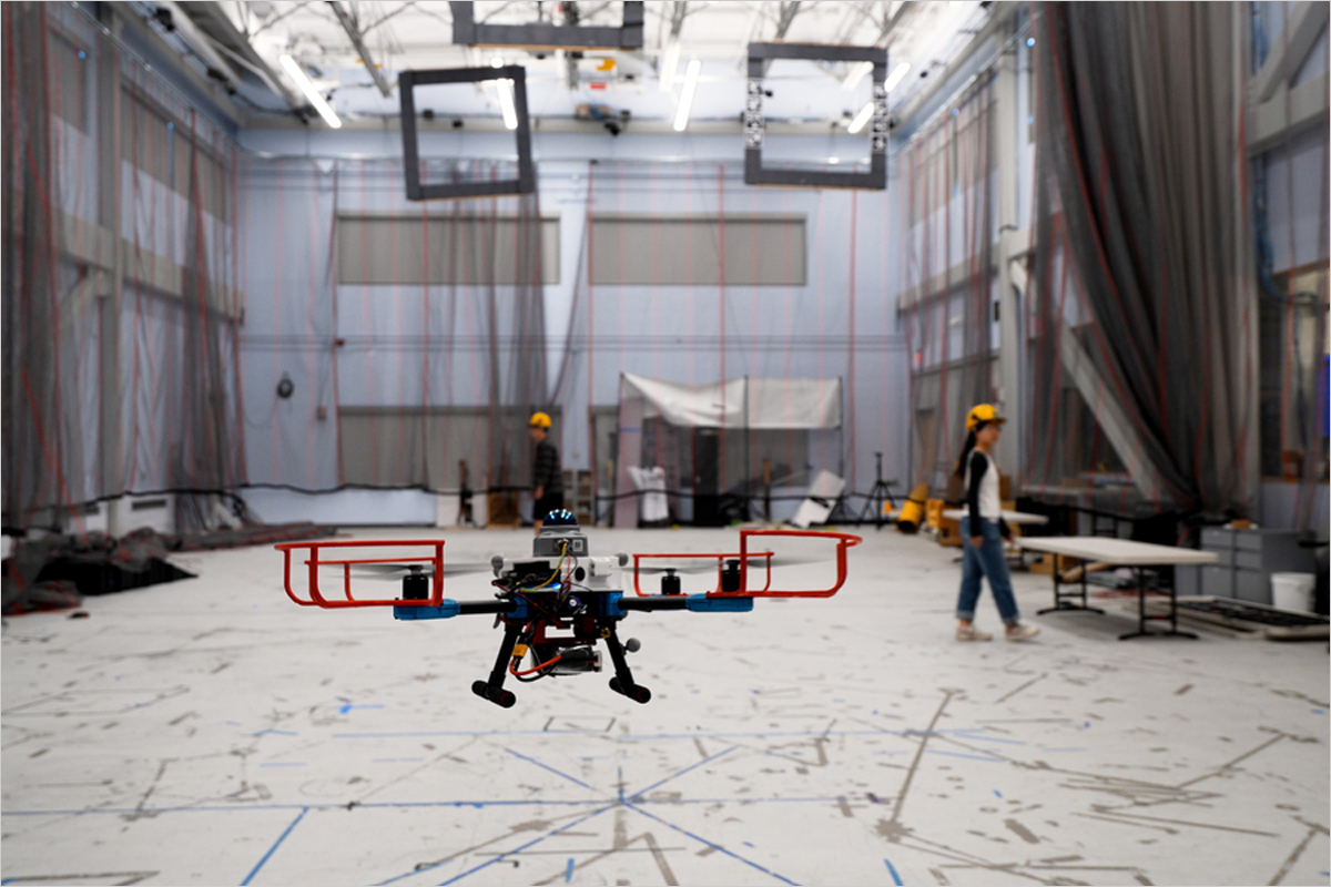 Dron autónomo en vuelo, asociado al sistema del MIT para evitar colisiones en entornos desconocidos con obstáculos móviles